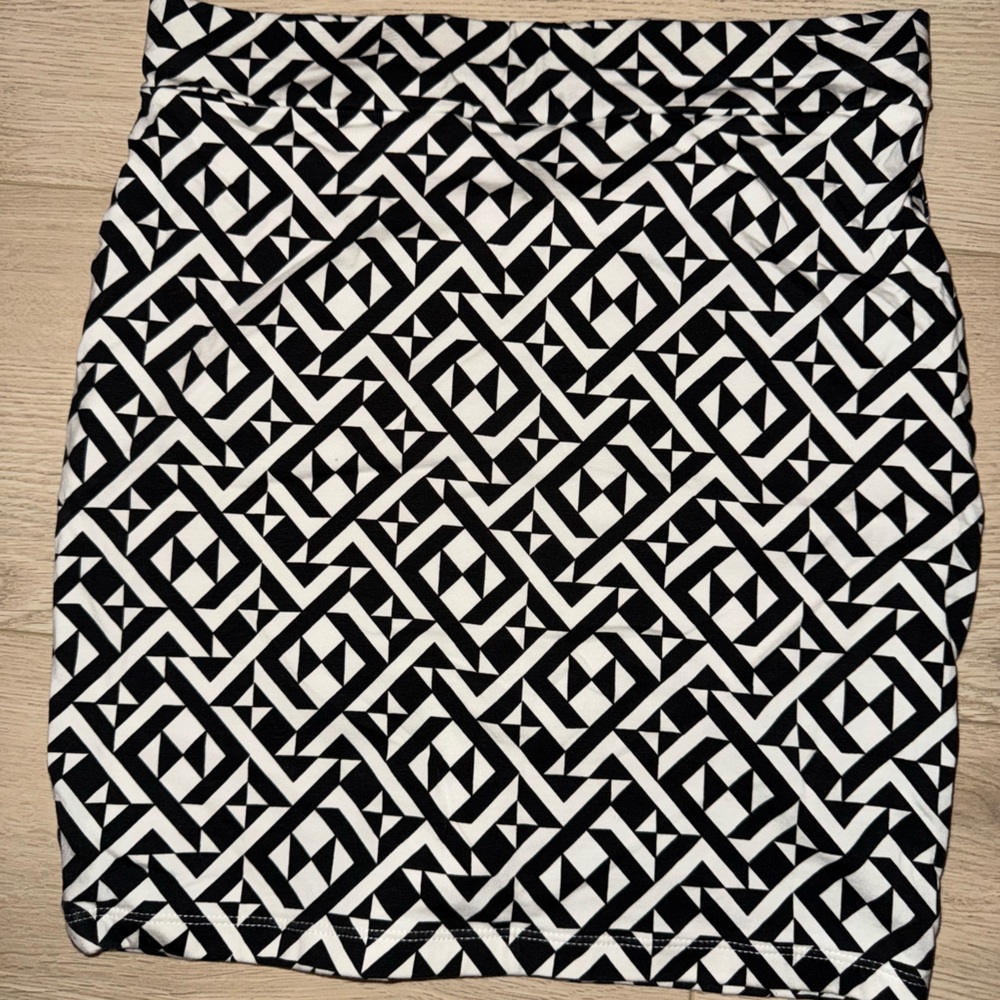 FOREVER 21 Women's Black & White Geometric Patterned Fitted Skirt